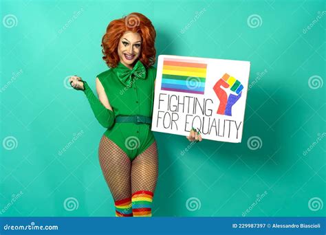 Reina Del Drag Feliz Celebrando El Orgullo Gay Sosteniendo Una Pancarta Con Bandera Arco Iris