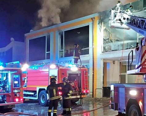 Scoppia Incendio In Una Casa Morta Una Bambina Di Anni