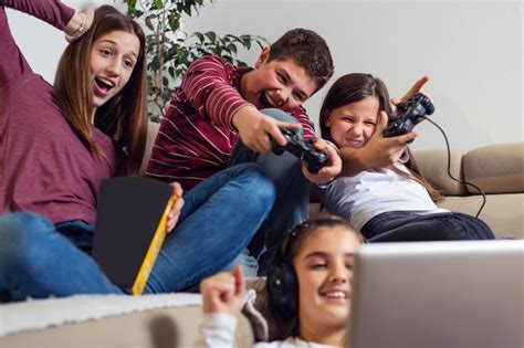 Adolescentes Jugando Videojuegos En Casa Foto Premium