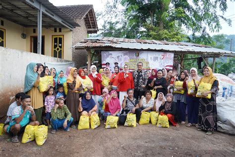 Bantuan Paket Sembako Di Tpa Bakung Dan Tpa Sukaraja Pada Peringatan