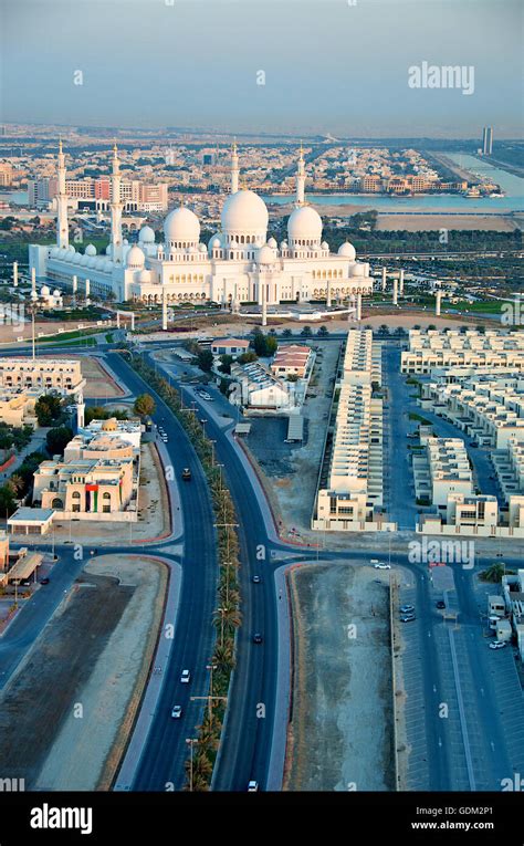 Sheikh Zayed Grand Mosque In Abu Dhabi Luftbild Stockfotografie Alamy