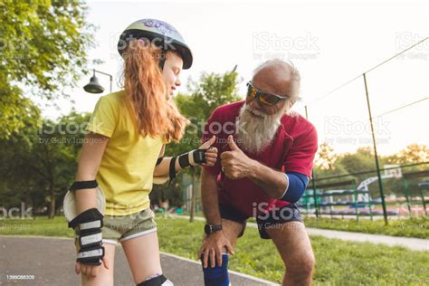 祖父と孫娘が公園で一緒に活動的な時間を過ごしている 2人のストックフォトや画像を多数ご用意 2人 あごヒゲ アウトドア Istock