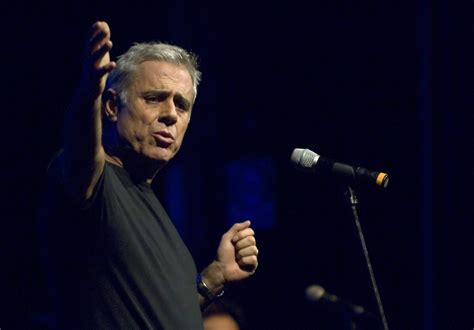 Teo Teocoli furioso, troppo rumore in sala e abbandona il palco