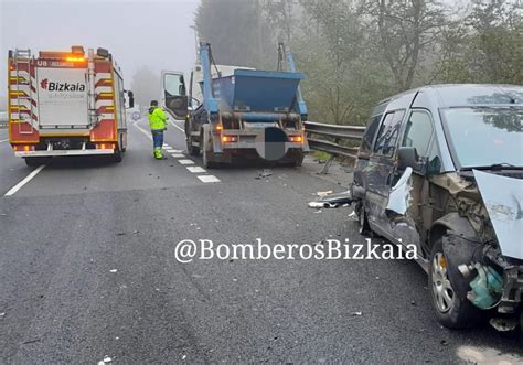 Tres Horas De Retenciones En El Txorierri Por Un Accidente Entre Un