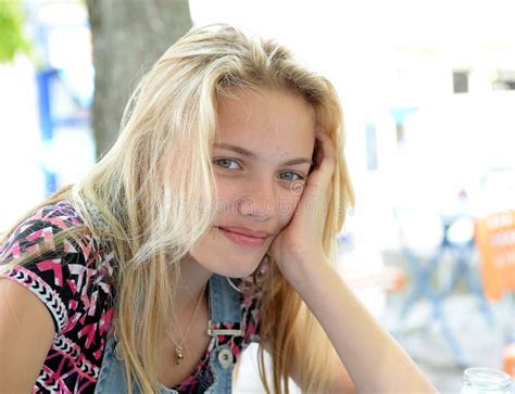 Jonge Blonde Vrouwelijke Tiener Stock Foto Afbeelding Bestaande Uit Uitdrukking Youth 33103206