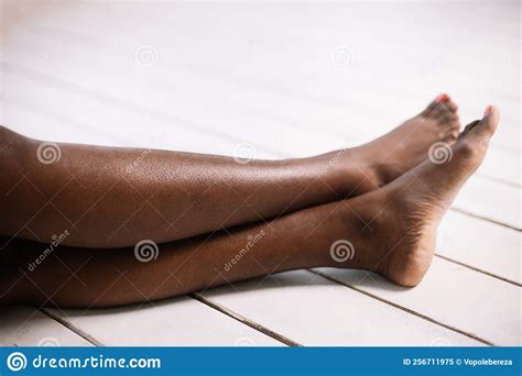 Gambe Nude Di Afro Donna Americana Chiudono Il Fondo Del Pavimento Bianco Senza Spazio Nero