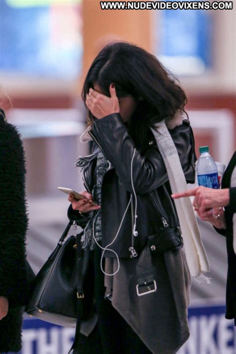 Selena Gomez No Source Posing Hot Babe Celebrity Paparazzi Beautiful