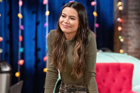 Miranda Cosgrove Says Shes Pretty Sure Icarly Will Get A Wrap Up Movie