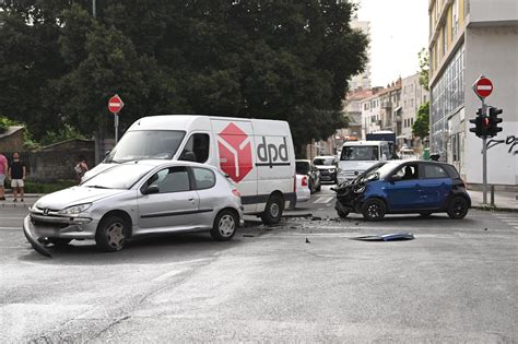 Slobodna Dalmacija Sudar Kombija I Dvaju Osobnih Vozila Na