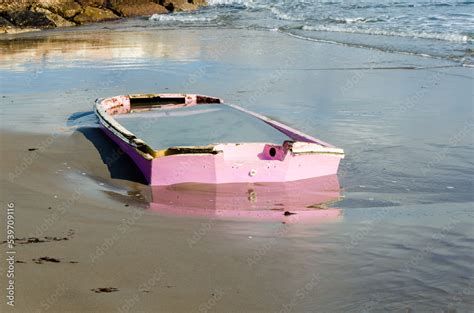 Una Vecchia Barca Rosa Abbandonata Sulla Spiaggia Sepolta Parzialmente