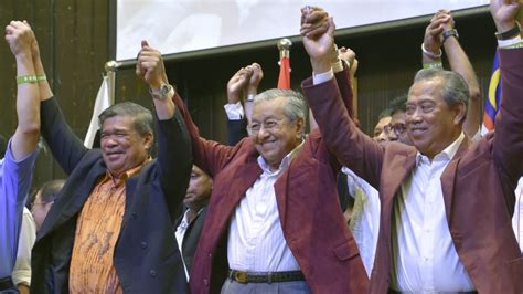 Mahathir Takes Oath As Malaysias 7th Pm After Election Upset