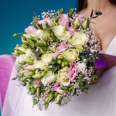 Набор букет невесты из роз, лизиантуса, гипсофилы и бутоньерка купить в ...