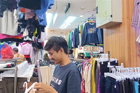 Pedagang Thrift Di Pasar Senen Tahu Ada Larangan Pemerintah Impor Baju