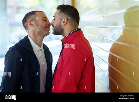 Giovani Gay Che Si Baciano Per Strada Immagini E Fotografie Stock Ad Alta Risoluzione Alamy