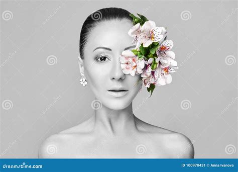 Mooi Naakt Aziatisch Aantrekkelijk Brunette Met Bloemen Op Zijn Hea Stock Afbeelding Image Of