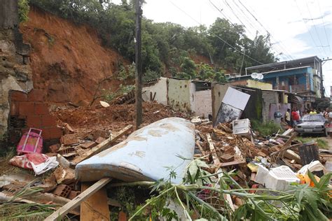 Menino De 2 Anos Que Morreu Soterrado Em Japeri Será Sepultado Neste