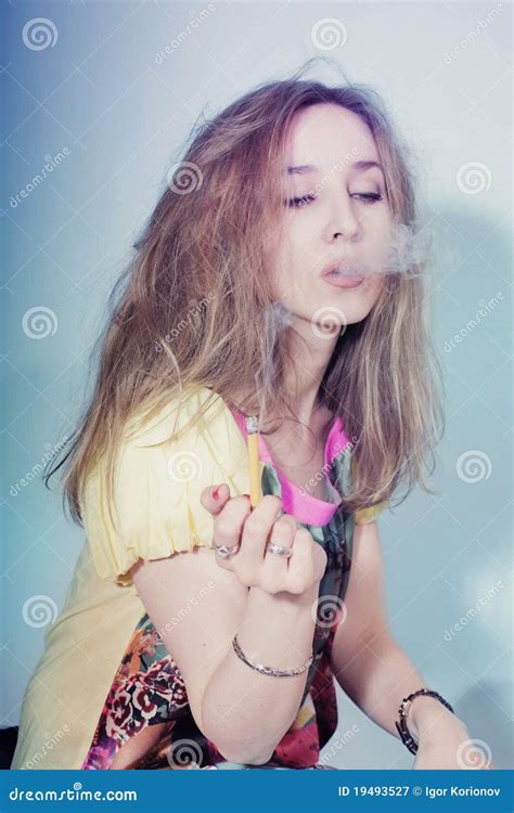 Verticale D Une Cigarette De Fumage De Jeune Femme Image Stock Image Du Charme Blonde 19493527