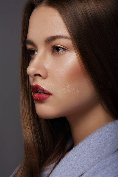 Blonde Bello Del Top Model Lussuoso In Coronet Immagine Stock Immagine Di Fiore Babe