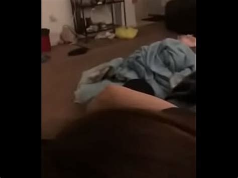 Engañando a la perra novio en el teléfono mientras ella chupa y yo juego en él XVIDEOS