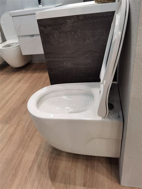 Унитаз подвесной безободковый с вихревым смывом,в комплекте с сидением ...