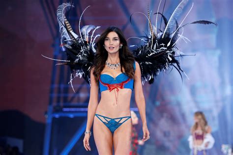 Gli Angeli Di Victoria S Secret Sfilano In Lingerie E Lasciano Il Segno Il Tempo