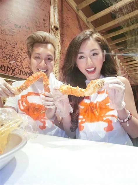 Hot girl và hot boy Việt 1 5 2017 Milan Phạm khoe dáng trên bãi biển Quỳnh Anh Shyn cầm cờ