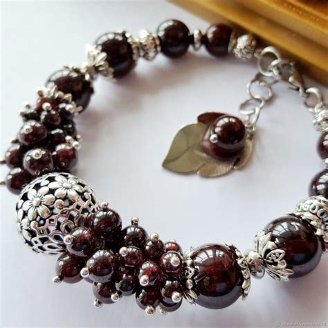 Гранатовый браслет: популярные модели в золоте и серебре