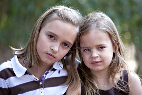 Zwei Sch Ne Kleine Blonde M Dchen Stockbild Bild Von Kaukasisch Recht