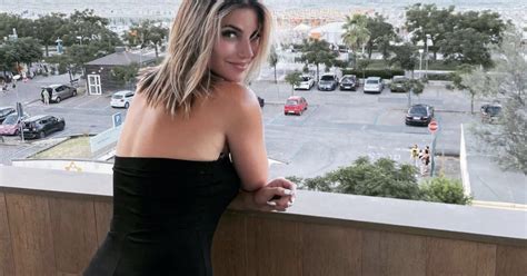 Nadège Lacroix incendiaire elle ose le bikini trop petit à la plage Purepeople