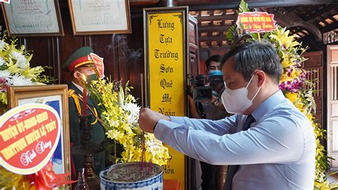 Các đồng Chí Lãnh đạo Tỉnh Dâng Hương Tại Nhà Lưu Niệm Và Viếng Mộ Đại