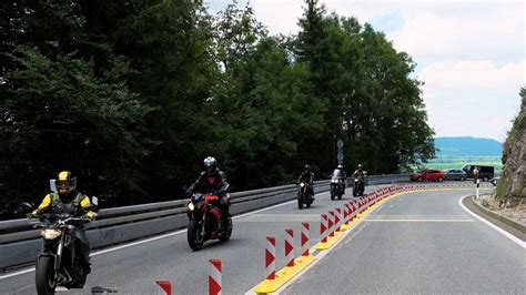 Unfall am Kesselberg Wieder stürzt ein Motorradfahrer