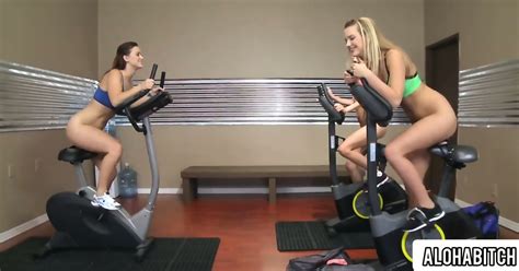 Putas En El Gym Cada Una A Bordo De Un Dildo