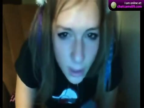 Girl Shows Off Her Ass On Cam