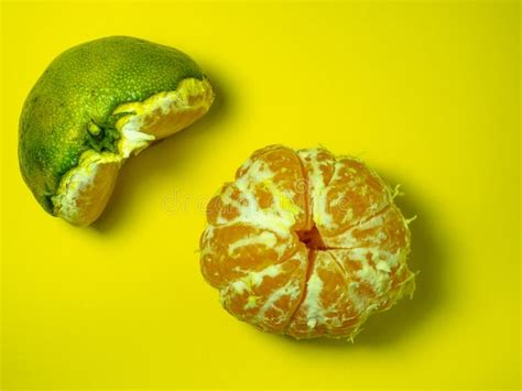 Mandarina Sin Madurar Sobre Fondo Amarillo Pelando Una Mandarina