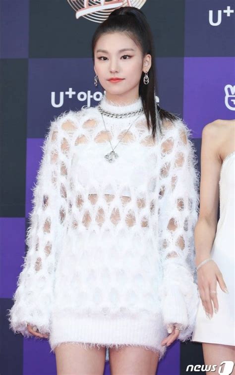 Press 200104— Itzy At The 34th Golden Disc Awards With Tiktok Red
