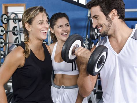 Sexo Gym sex el de los que van al gimnasio se acostó en con un compañero