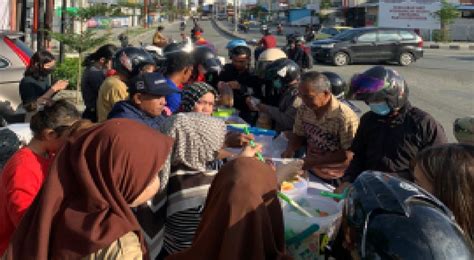 Wim Al Amri Bagi Takjil Gratis Ke Warga Channelsulawesiid