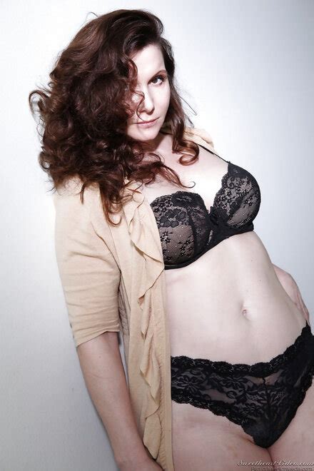 Aged Plus Beauty Older Lady Nica Noelle Removes Black Bra And Panties To Model In Nude