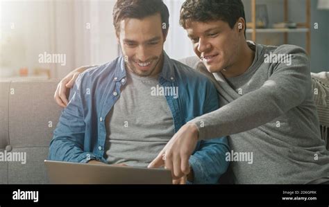 Un Adorable Couple Gay Masculin Passe Du Temps La Maison Ils S Assoient Sur Un Canap Et
