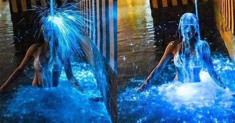 Bất chấp trời rét 6 độ C cô gái mặc bikini xuống biển chụp ảnh với hiện tượng lạ dân mạng liền