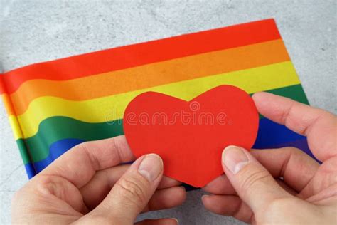 Bandera Arco Iris Como Símbolo Gay Lgbt Y Forma Del Corazón Como Signo De Amor En Fondo Gris