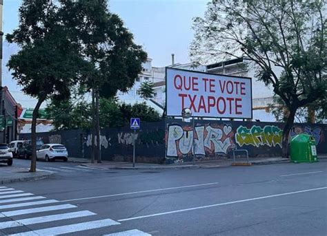 La Junta Electoral ordena la retirada de las vallas contra Sánchez con