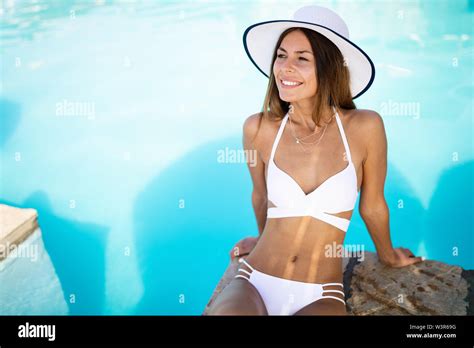 Belle femme bikini sur la plage Banque de photographies et dimages à haute résolution Alamy