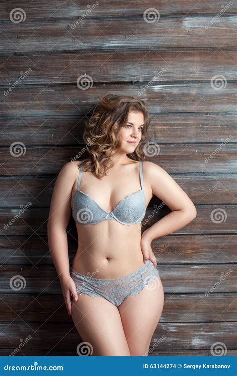 Femme Potelée Dans La Lingerie Photo stock Image du bouclé caucasien 63144274