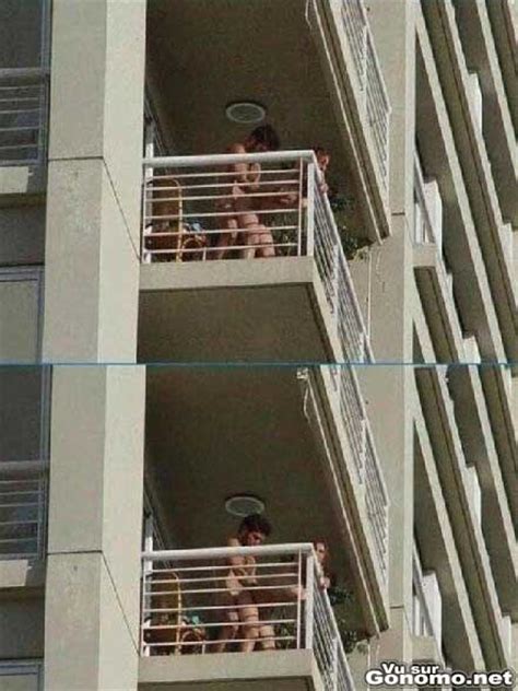 Un Couple Amateur Exhibitionniste Baise Tranquillement Sur Un Balcon En Admirant La Vue Couple