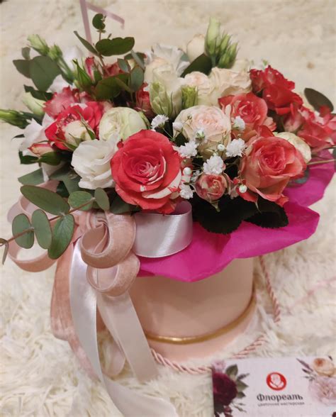 Букет в шляпной коробке «Нежность шелка» 67.00 Br Цветочная мастерская ...