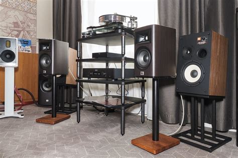 Подставка под виниловый проигрыватель на магнитной подушке • Stereo.ru