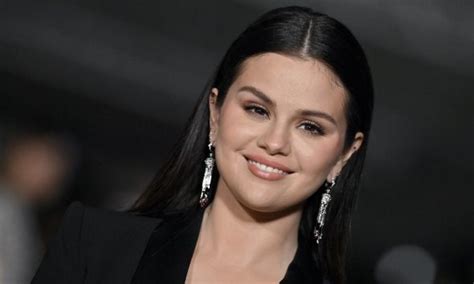 Selena Gomez Channels Sex And The City Character To Tease Single Soon