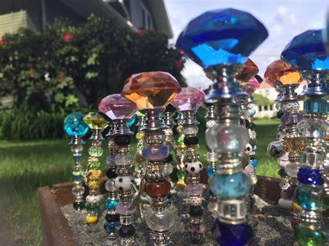 Садовые колышки из бусин