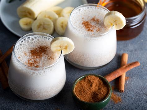 Cuáles son los beneficios de tomar licuado tibio de banana con canela